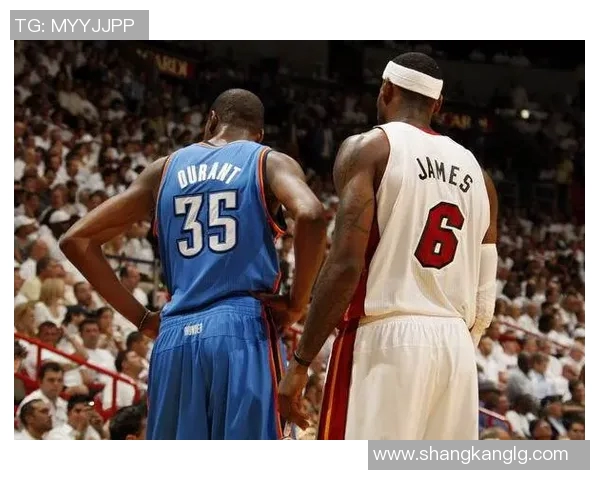 足球明星背影展现风采双肩背影图片带你领略他们的魅力与坚持