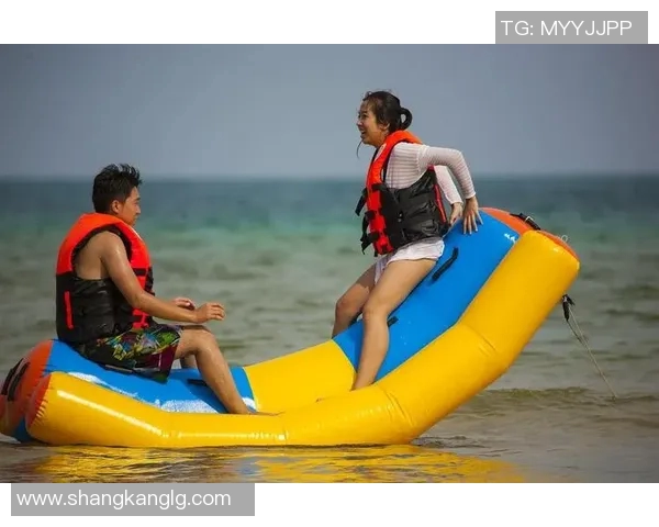 足球明星齐聚游艇畅享海上时光精彩合影视频回顾